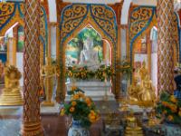 Buddha Altar und Statuen auf der oberen Tempelebene - Wat Chalong